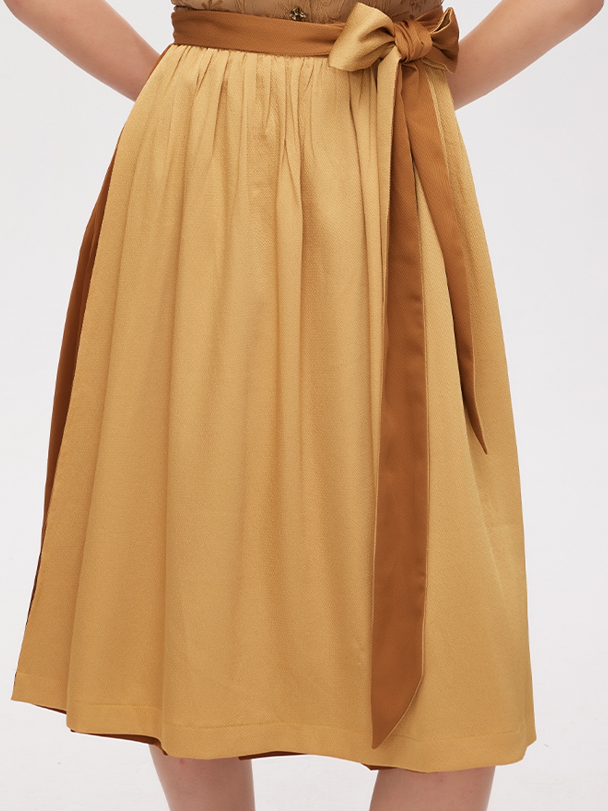Modernes Dirndl in Gelb