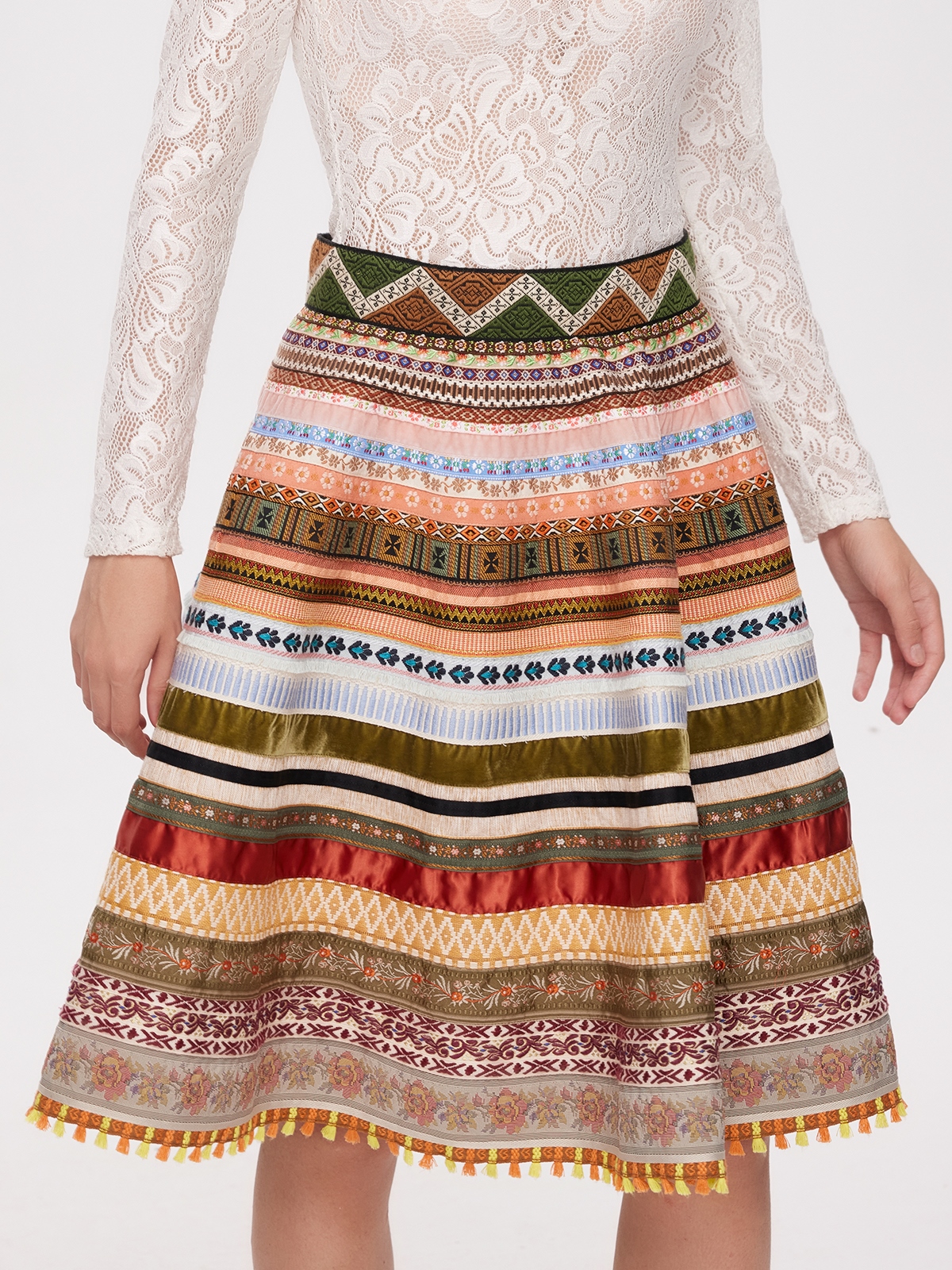 Modernes beiges Dirndl mit schmeichelndem Schnitt