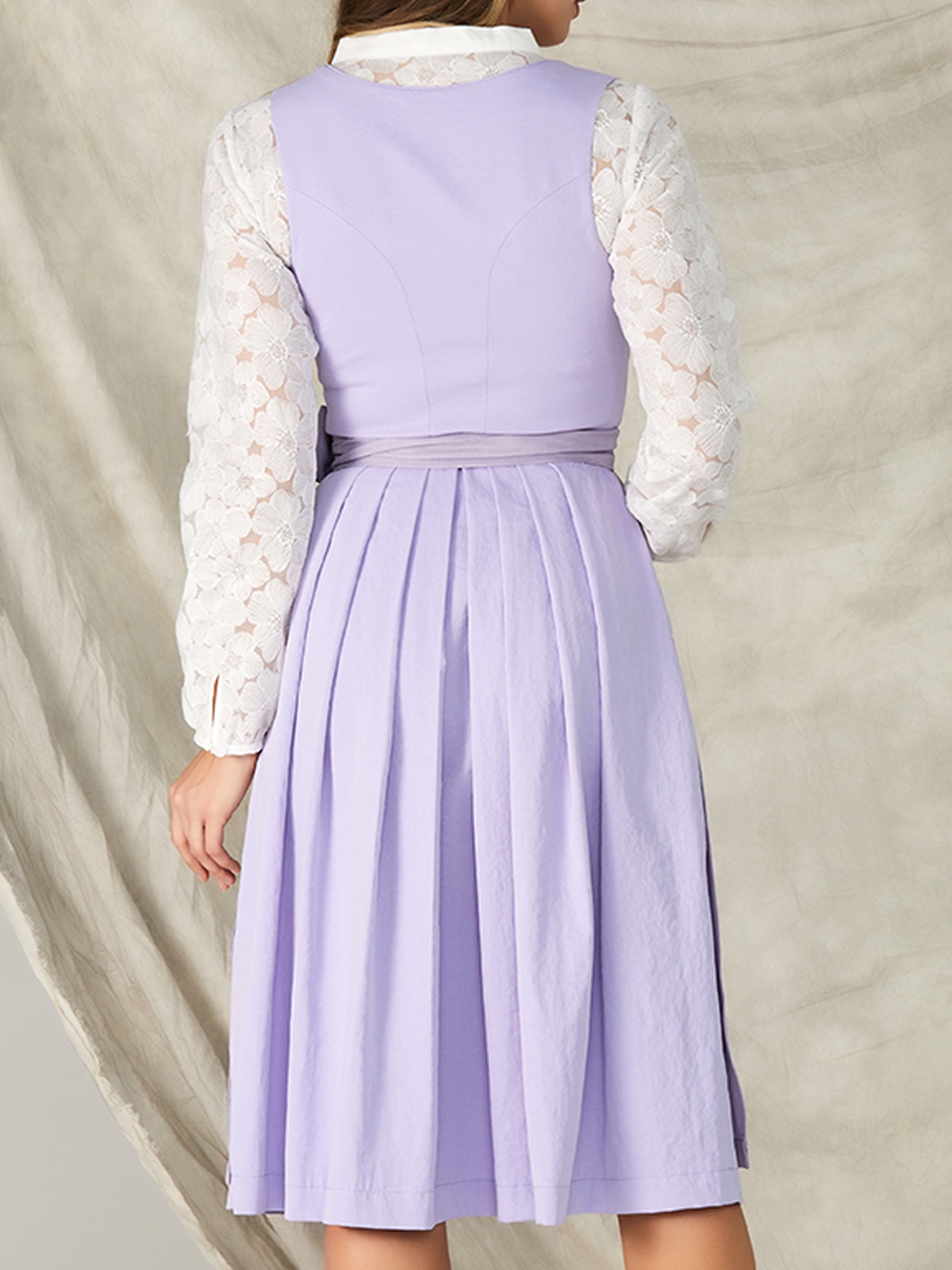 Modernes blaues Dirndl mit eleganter Silhouette