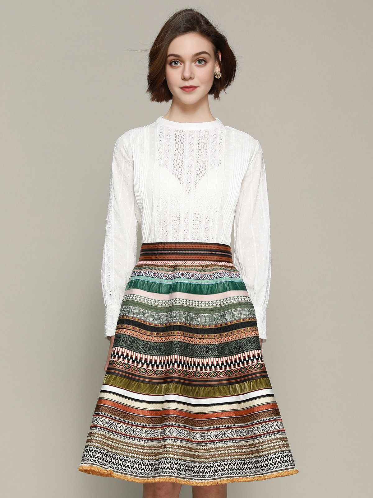 Modernes dunkelblaues Samt Dirndl mit eleganter Silhouette