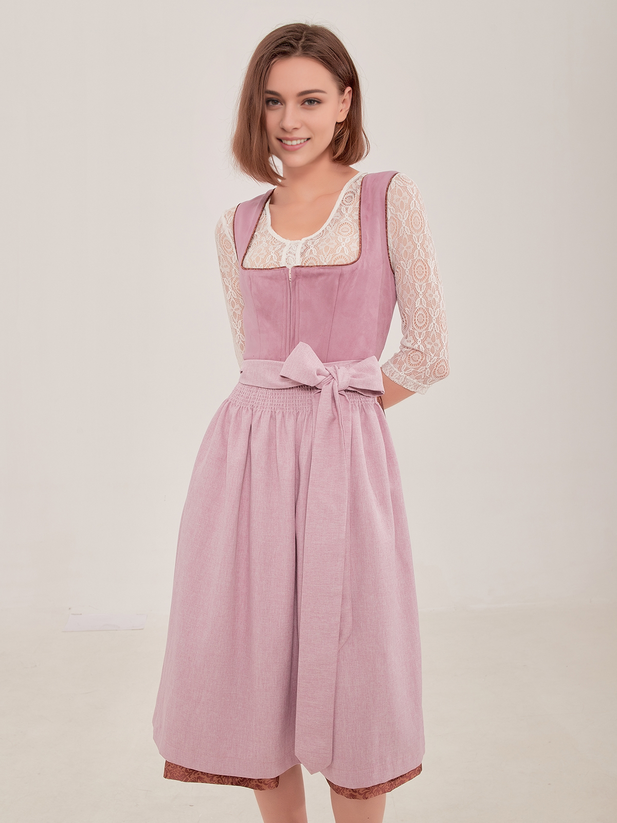 Modernes Dirndl in Lila mit trendigem Schnitt