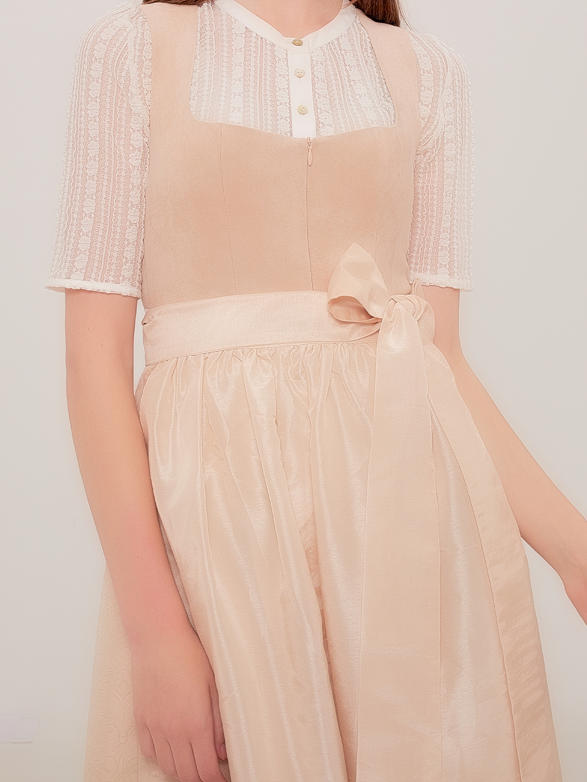 Modernes Dirndl in Grau