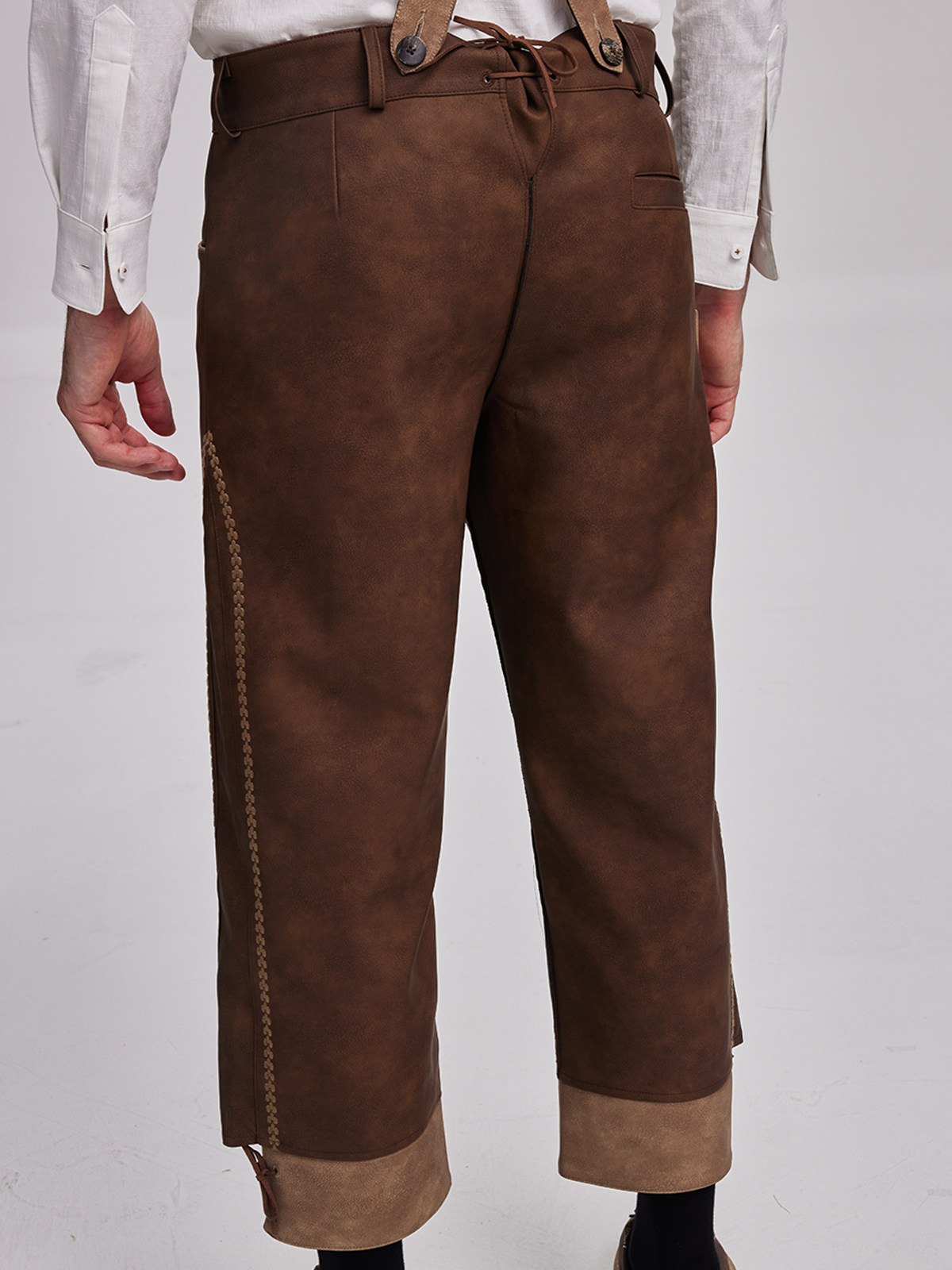 Moderne Dirndl-Kombination mit Lederjacke
