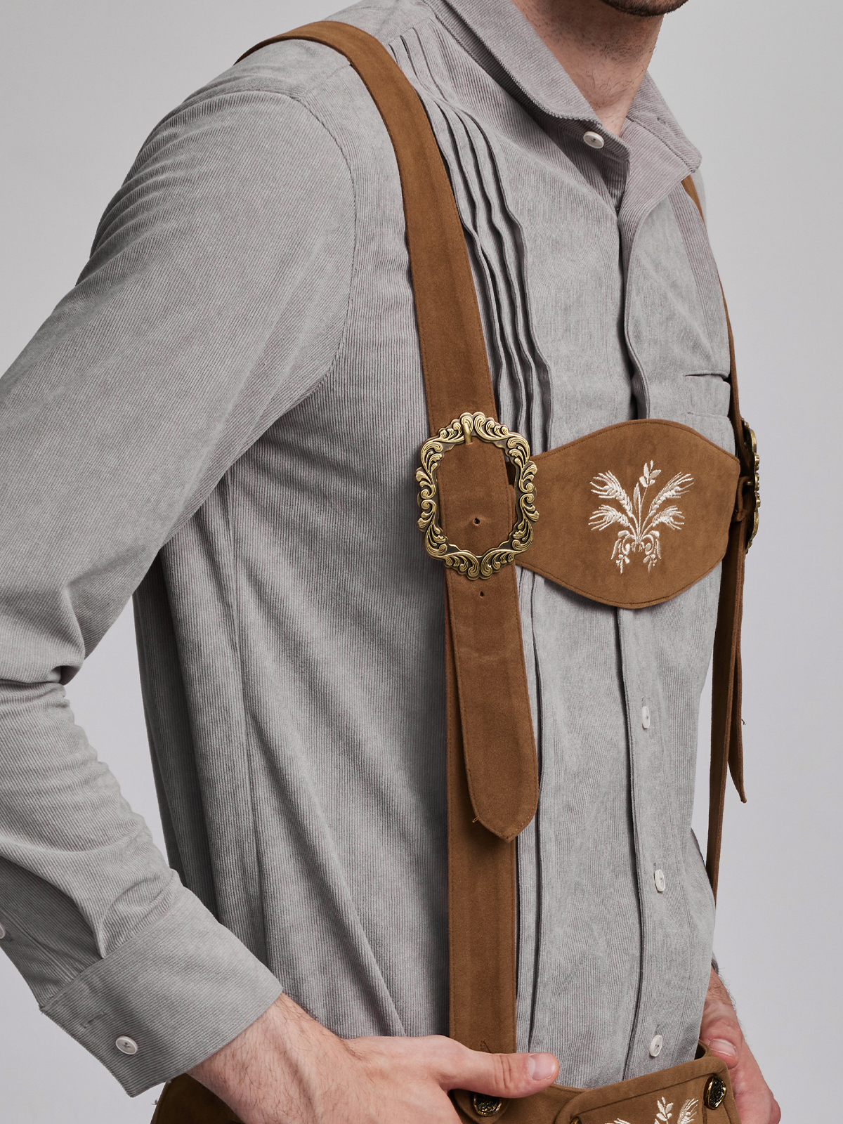 Hochgeschlossene Dirndlbluse mit Spitze