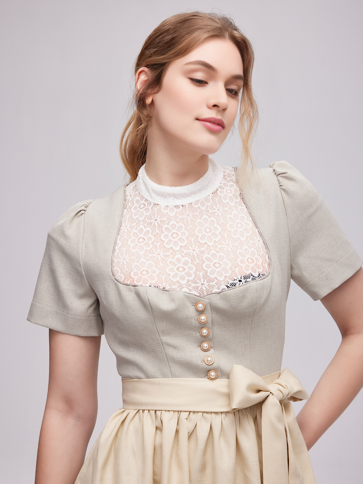 Moderne Dirndlbluse in Grau