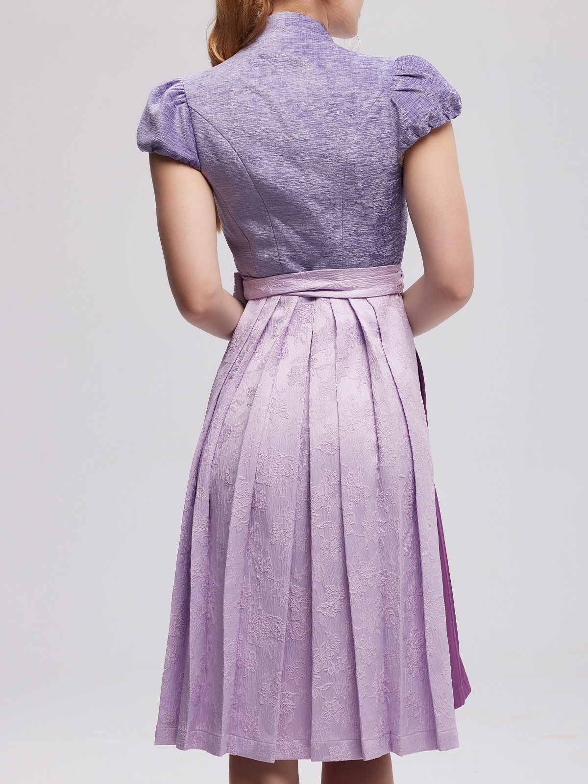 Modernes Dirndl in Lila mit eleganter Silhouette