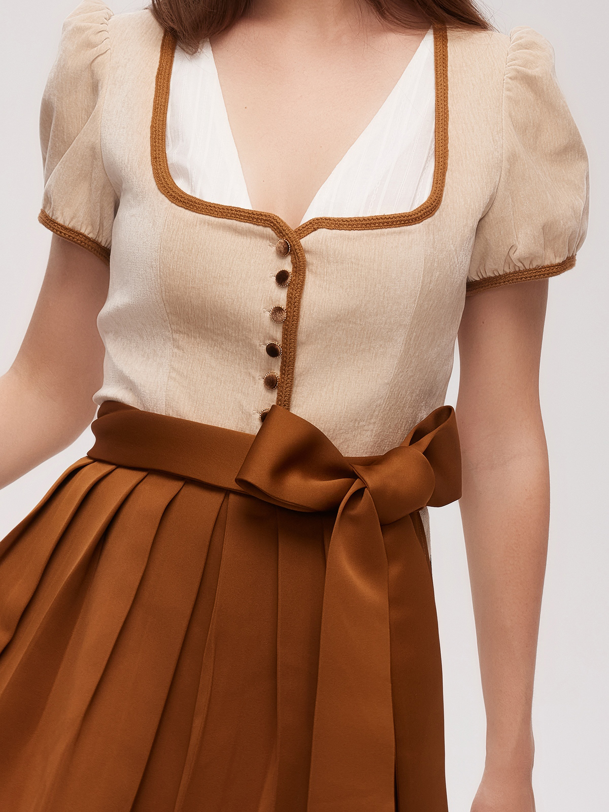 Moderne Dirndl-Kleider in Braun
