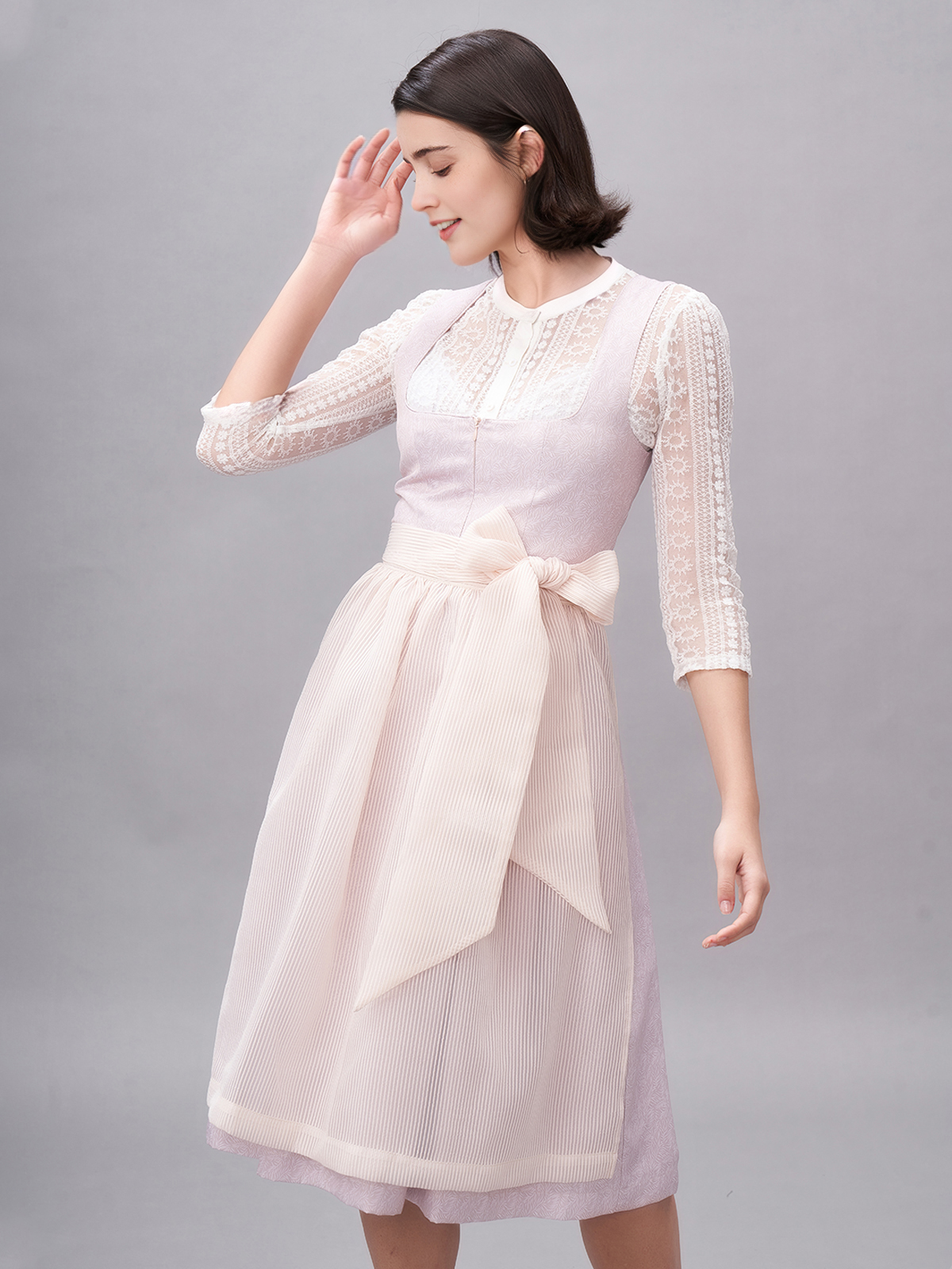 Dirndl mit hochgeschlossener Bluse in Rosa