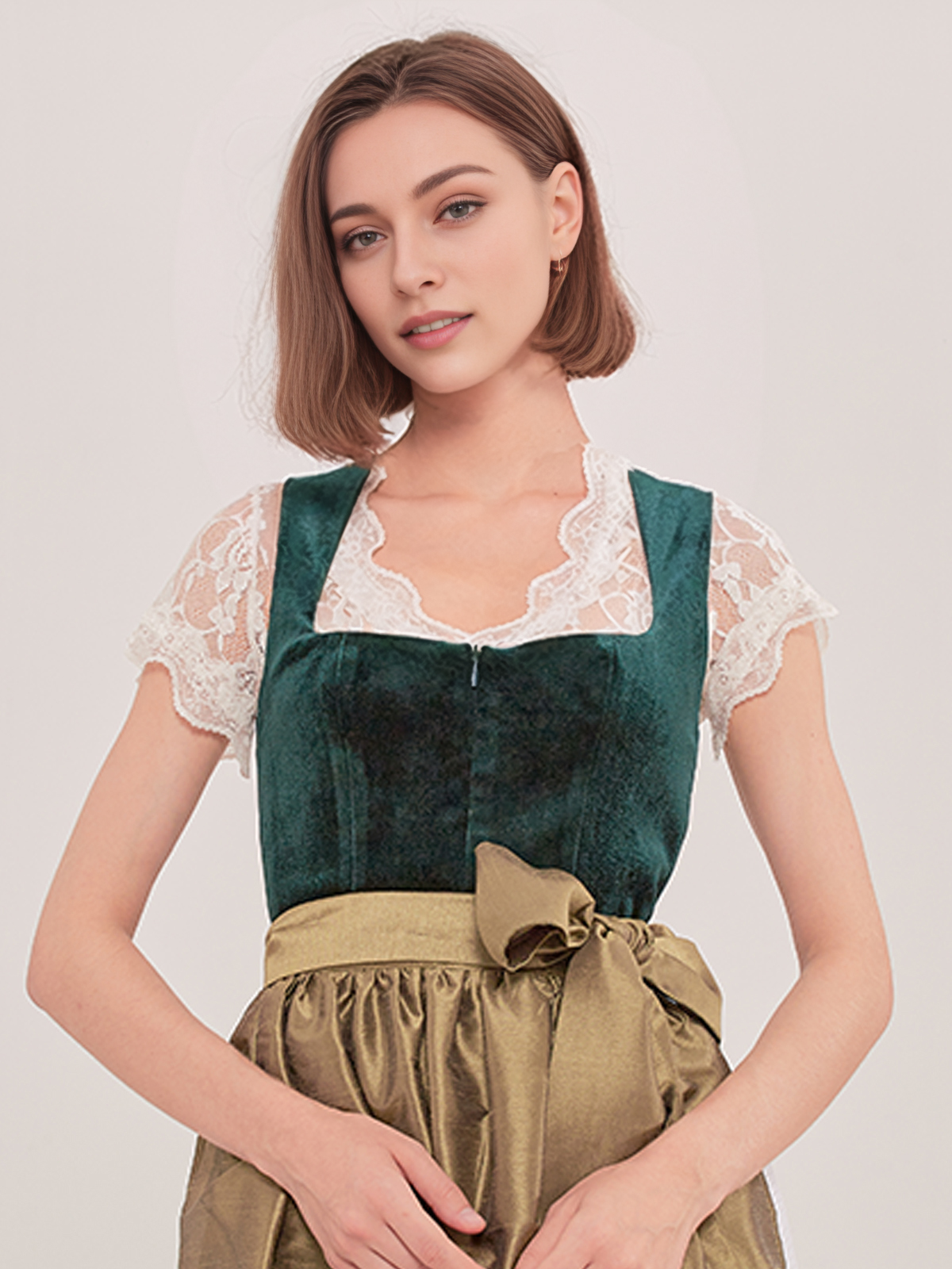 Dirndl in Grün mit floralen Details