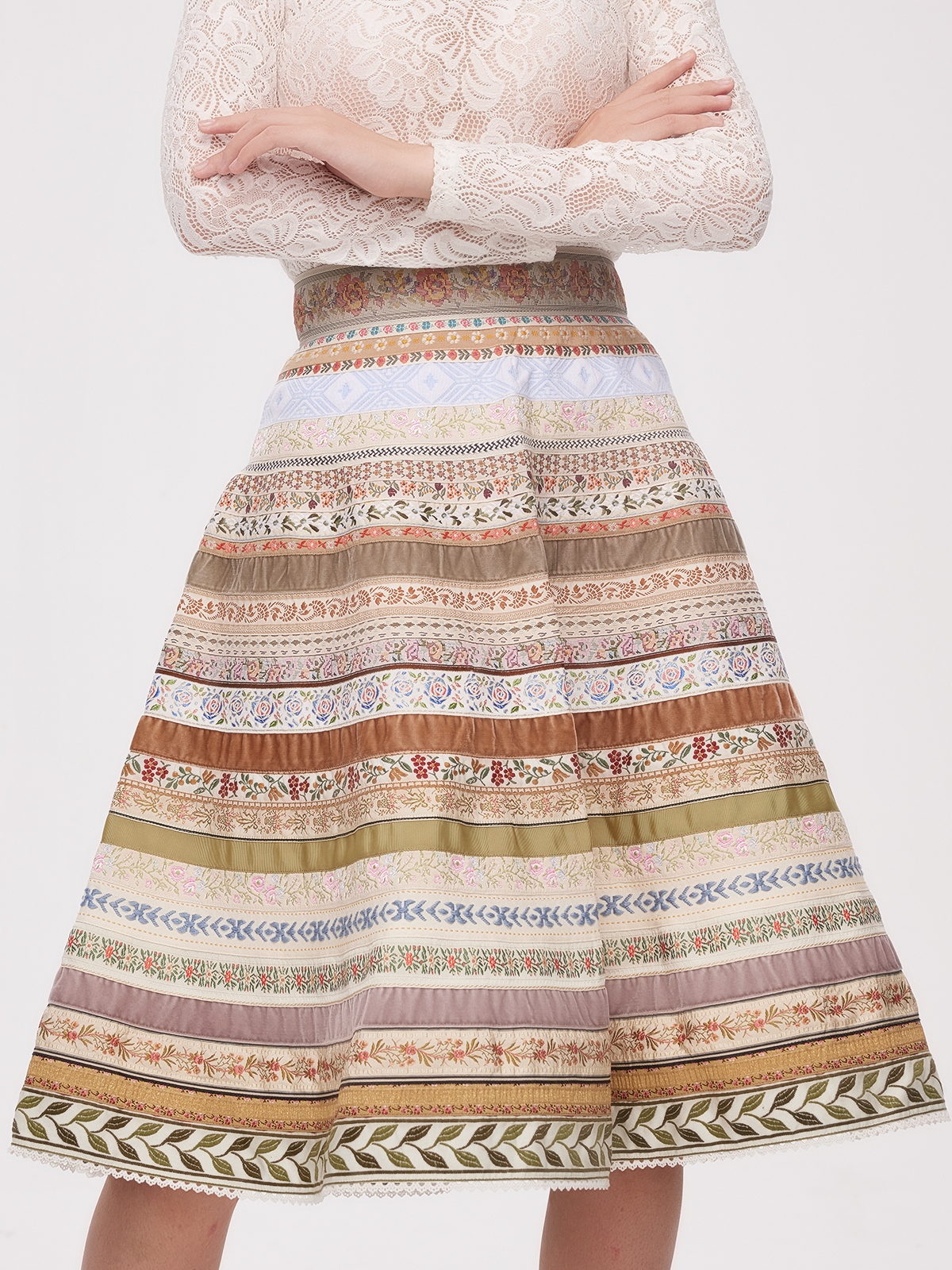 Dirndl in Beige – stilvoll & passgenau