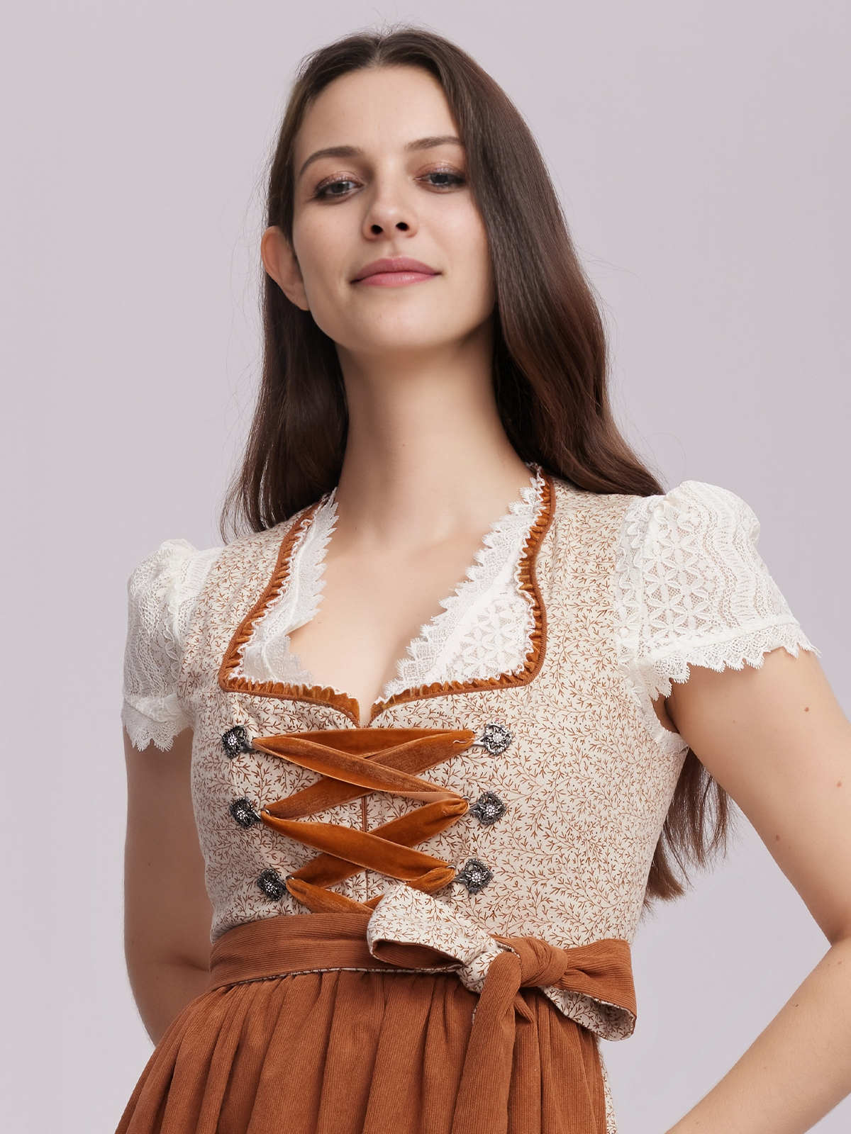 Dirndlbluse mit V-Ausschnitt und Spitze in Braun