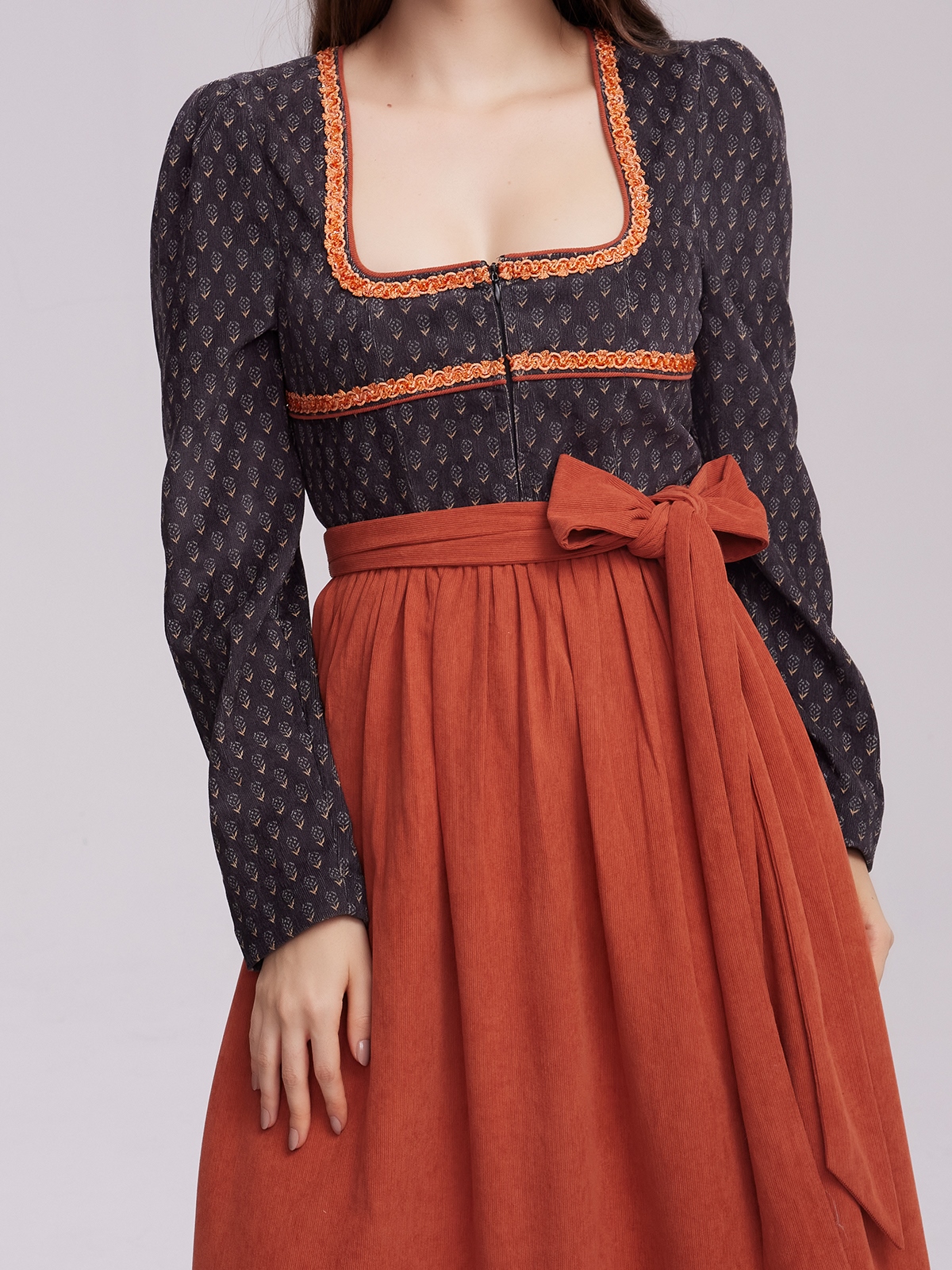 Ehreer Dirndl in Schwarz – Eleganz und Tradition